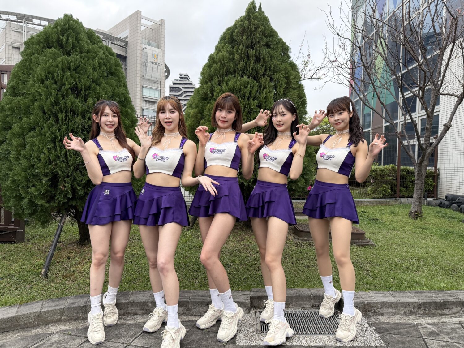 左起-TPBL台啤永豐桃園雲豹啦啦隊「電豹女」Yuki、草莓、語萱、奶糖、仔仔,出席台北海洋科技大學60週年校慶活動。(記者/司徒 攝)