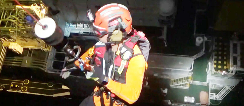 海巡空勤黑鷹直升機深夜救援希臘籍船員。(海巡署提供)