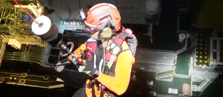 海巡空勤黑鷹直升機深夜救援希臘籍船員。(海巡署提供)