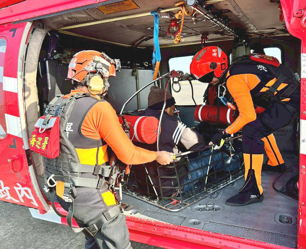 海巡空勤聯合成功吊掛救援將傷患送醫。(海巡署提供)