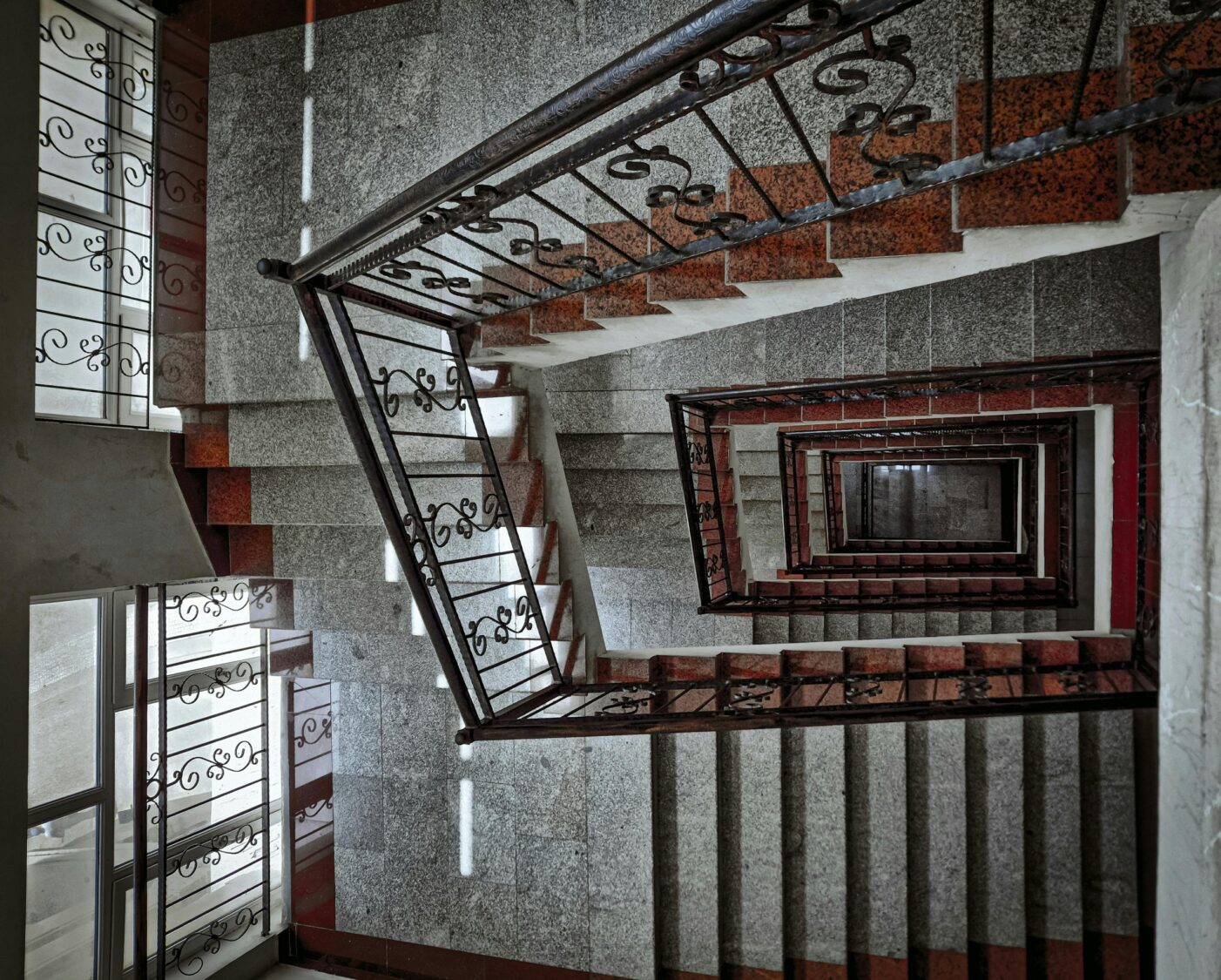 電梯壞掉爬樓梯腳發軟！遭妹妹冷回「加油」　結局竟暖心反轉