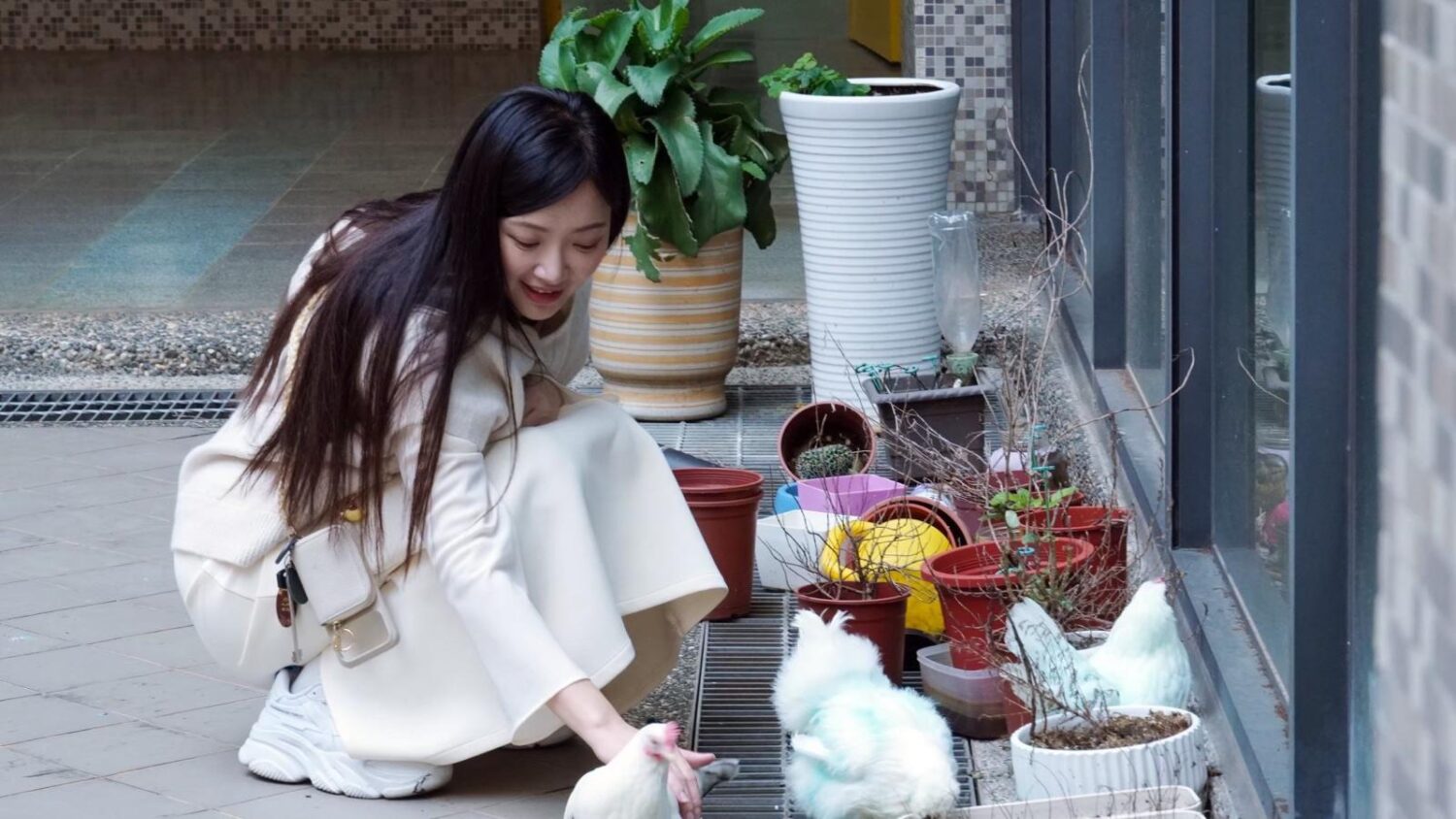 優格姐姐參觀台北海大寵物系，她除了喜歡小朋友，更是愛動物一族，到處追著小動物跑。(圖/台北海大 提供)