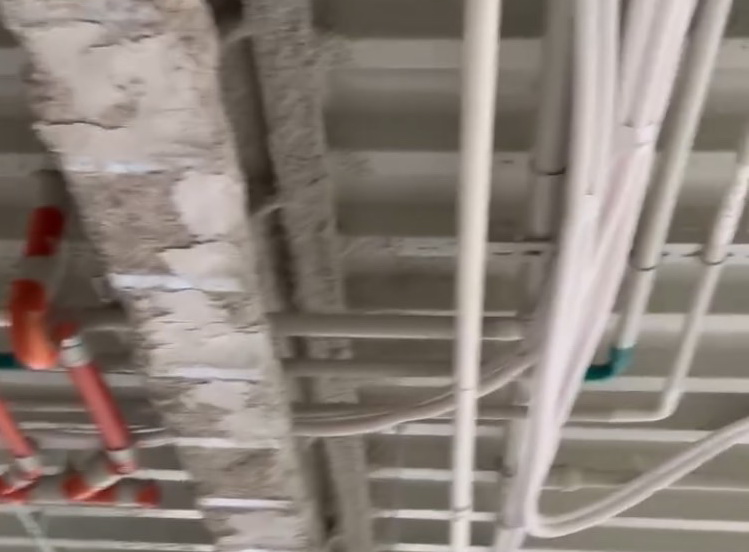 S小姐質疑管線雜亂，遭杜叙中嘲笑不懂裝潢工程最新工法。(圖／民眾提供)