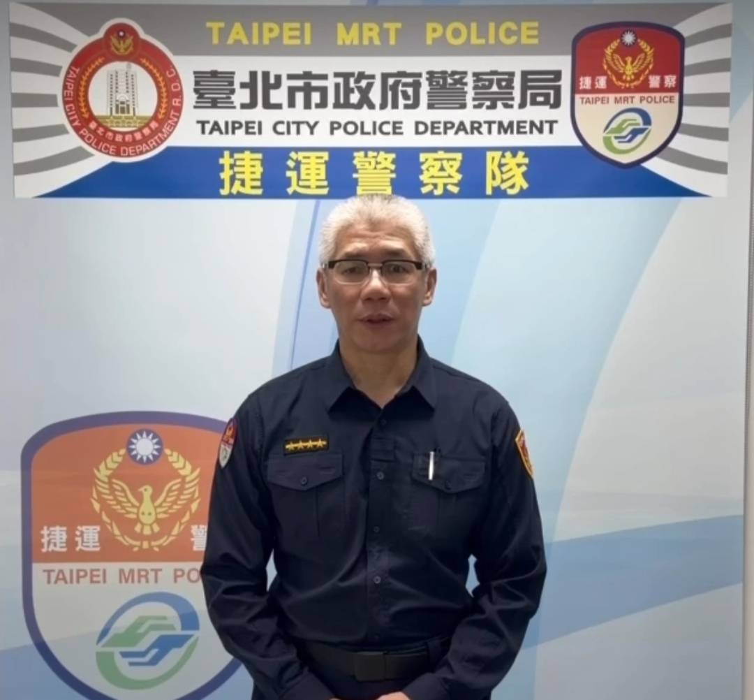 捷運警察隊第三分隊分隊長黃子豐說明事法情況。（記者李健興翻攝）