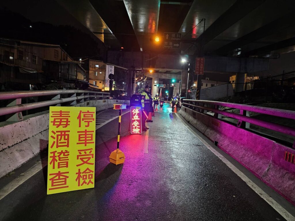 酒毒駕零容忍！新北警大執法。（記者李健興翻攝）
