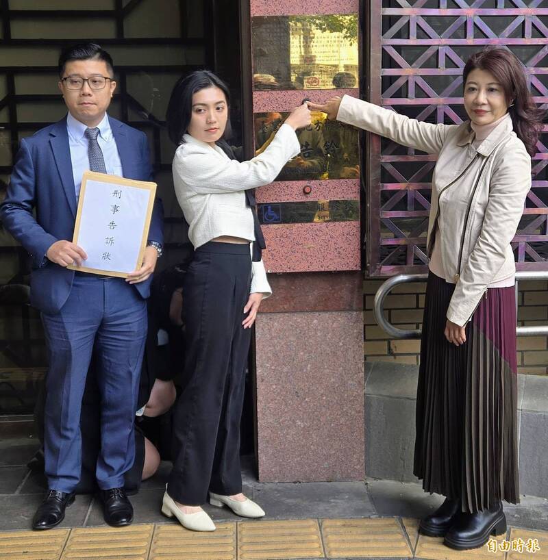 民進黨大安文山議員初選爆黑函風波,劉品妡(中)赴地檢署提告,強調將追查訊息來源。(圖/翻攝自由時報)