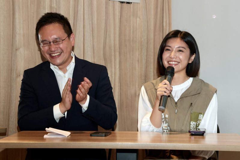 劉品妡(右)過去曾在趙怡翔(左)團隊中擔任幕僚職務,隨著大安文山議員初選升溫,兩人關係也成為討論焦點。(圖/翻攝自社群)