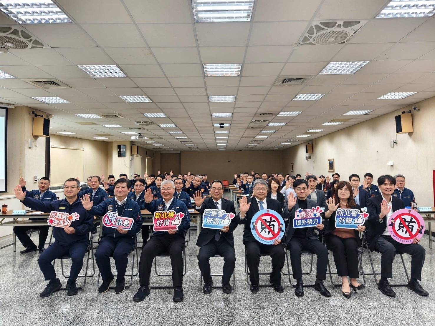 地檢署、警察局全體同仁合影宣示檢警查賄決心。（記者李健興翻攝）