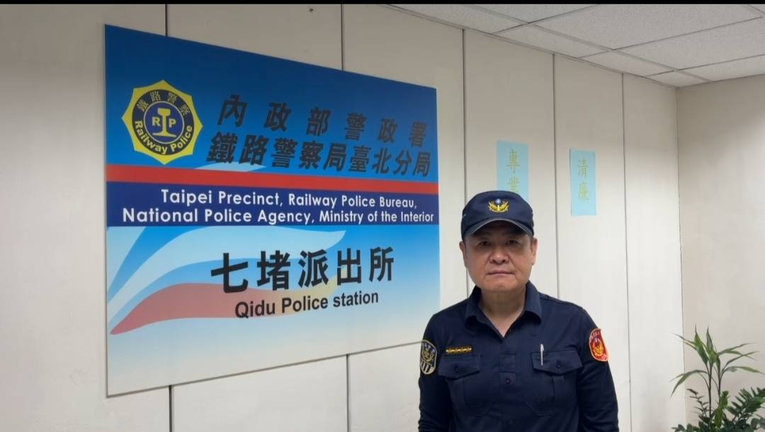 鐵路警察局七堵派出所所長廖俊德說明事發情況。（記者李健興翻攝）