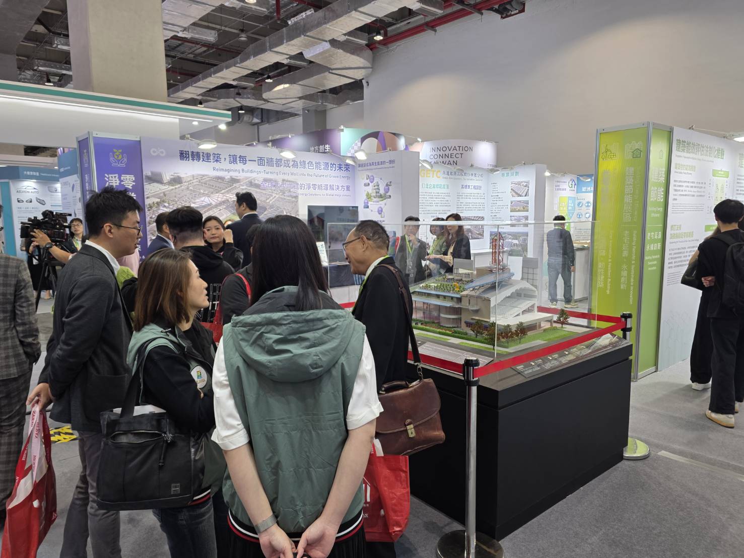 現場也邀集豐譽工程、睿田能源、永達能源、中和製漆及潤弘精密工程等多家企業參展。（圖／記者 趙靜姸攝）