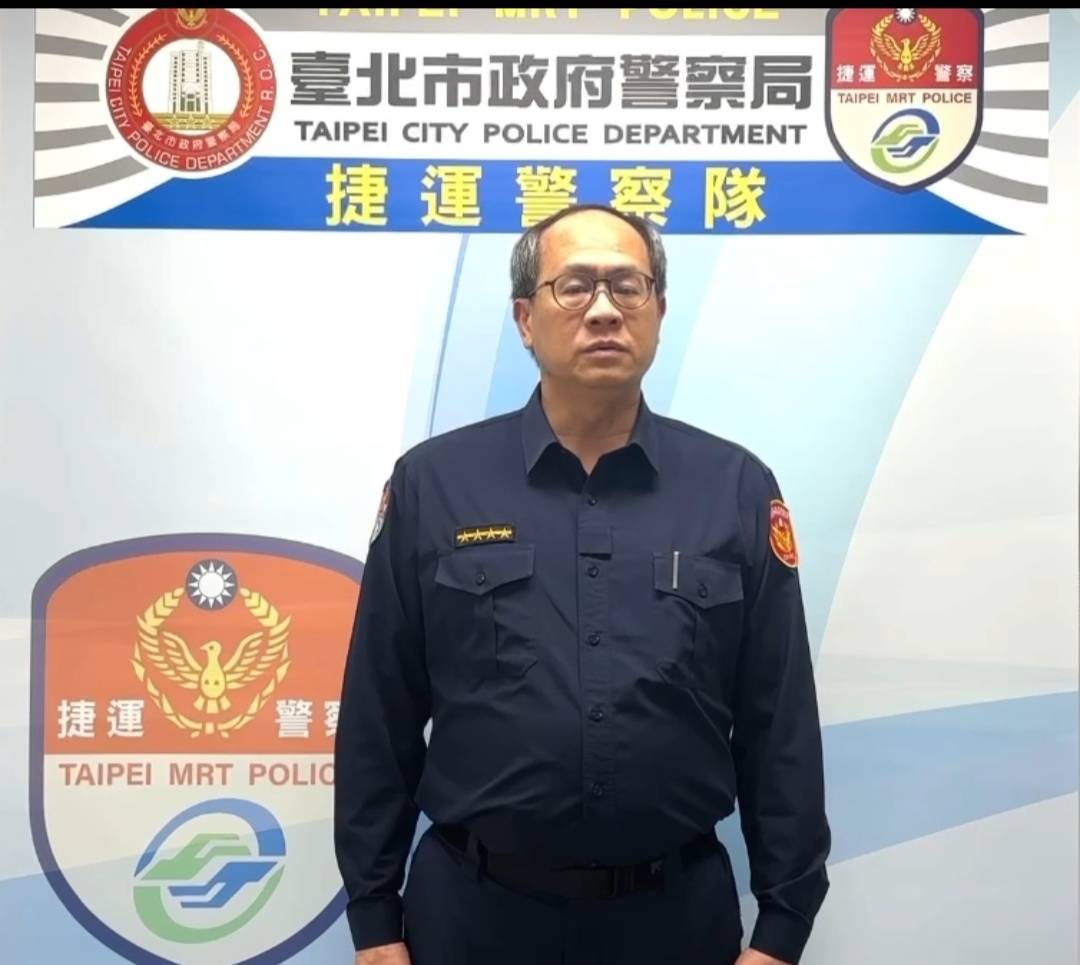 捷運警察隊第三分隊副分隊長朱信煌說明情況。(圖／記者李健興 翻攝）