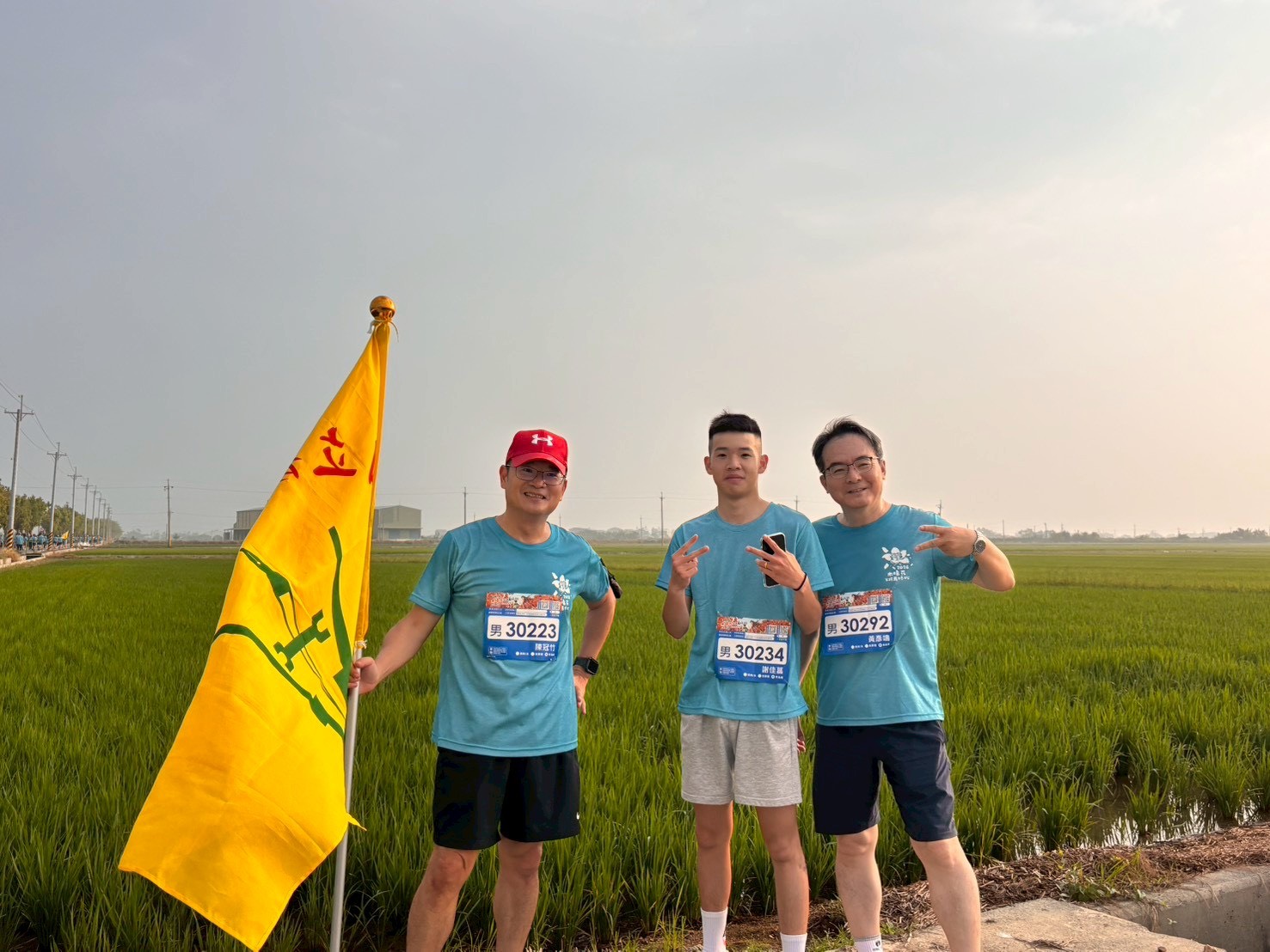 後壁高中校長黃彥鳴率師生參與「2026白河木棉花半程馬拉松」，於白河田園木棉花道合影留念，以實際行動響應反毒宣導，展現青春活力與健康正向精神。（圖／記者林家嘉翻攝）