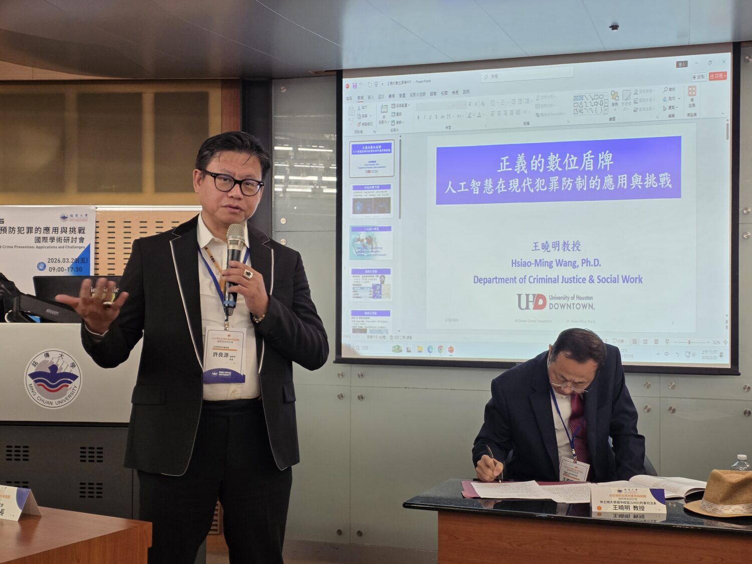 台灣民間反詐騙協會理事長許良源(圖左)於論壇中公開說明「反詐騙集體訴訟」最新進展。(圖/記者 趙靜姸攝)