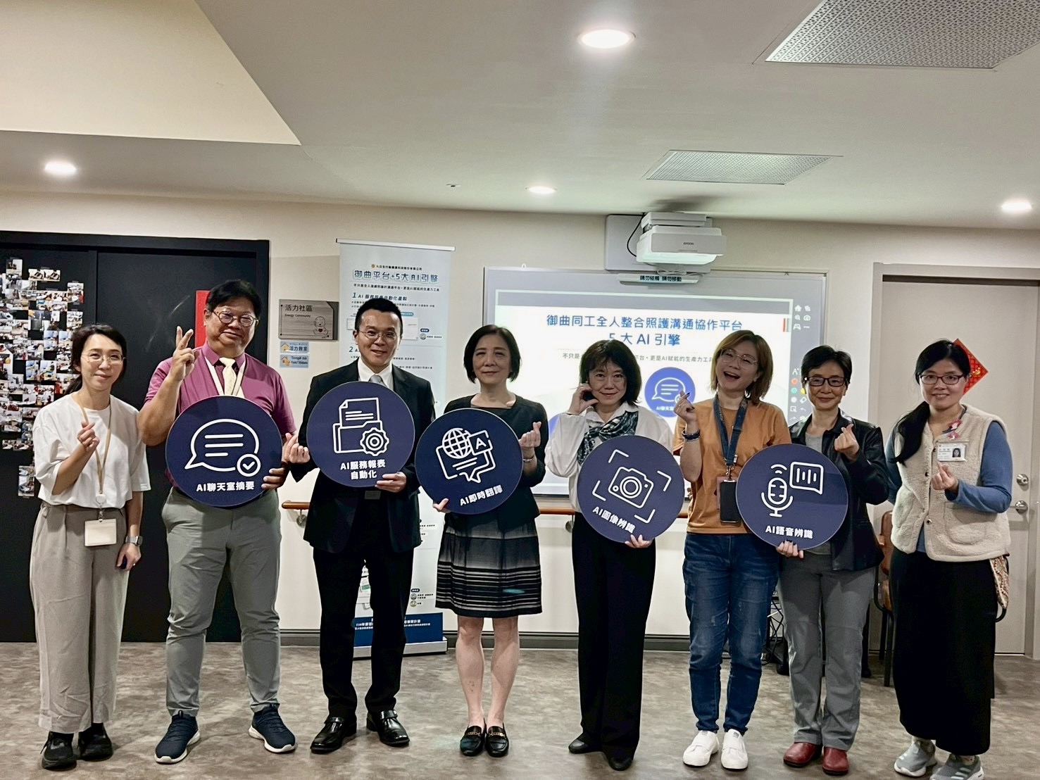 紅心字會攜手九日生推動一站式智慧管理平台（左二起為）陽明交通大學生物醫學資訊所張博論教授、李祥豪執行長、紅心字會祕書長李顯文、副秘書長許雅青、（右二）業務經理蕭竹儀。(圖/紅心字會 提供)