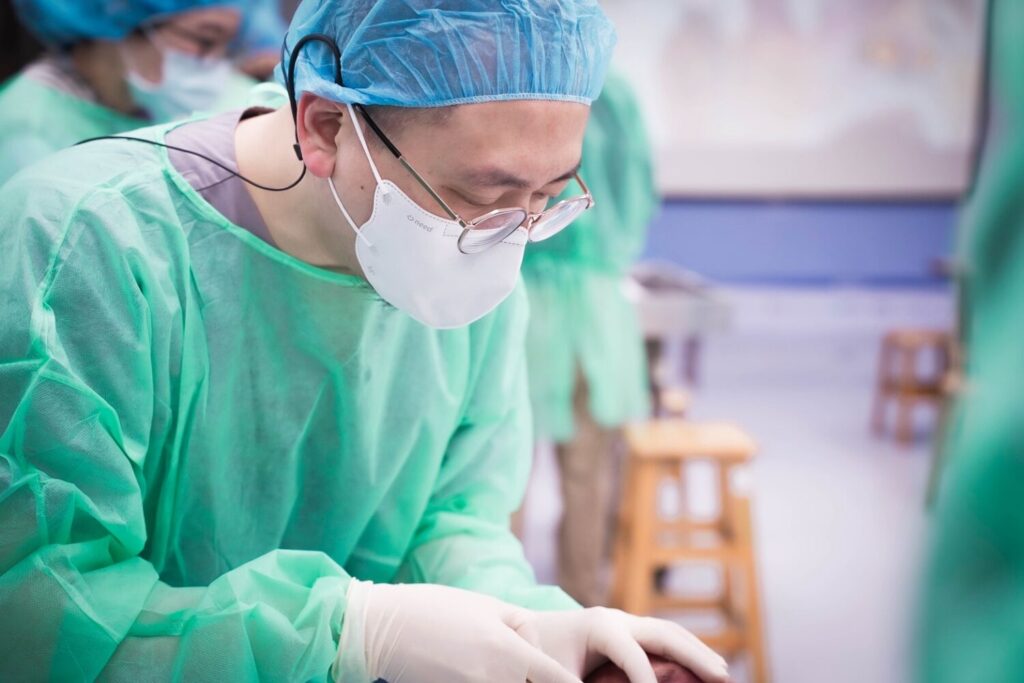 透過大體解剖實作，醫師可在接近實際人體結構的條件下進行觀察與學習。（圖／台灣微整形美容醫學會 提供）