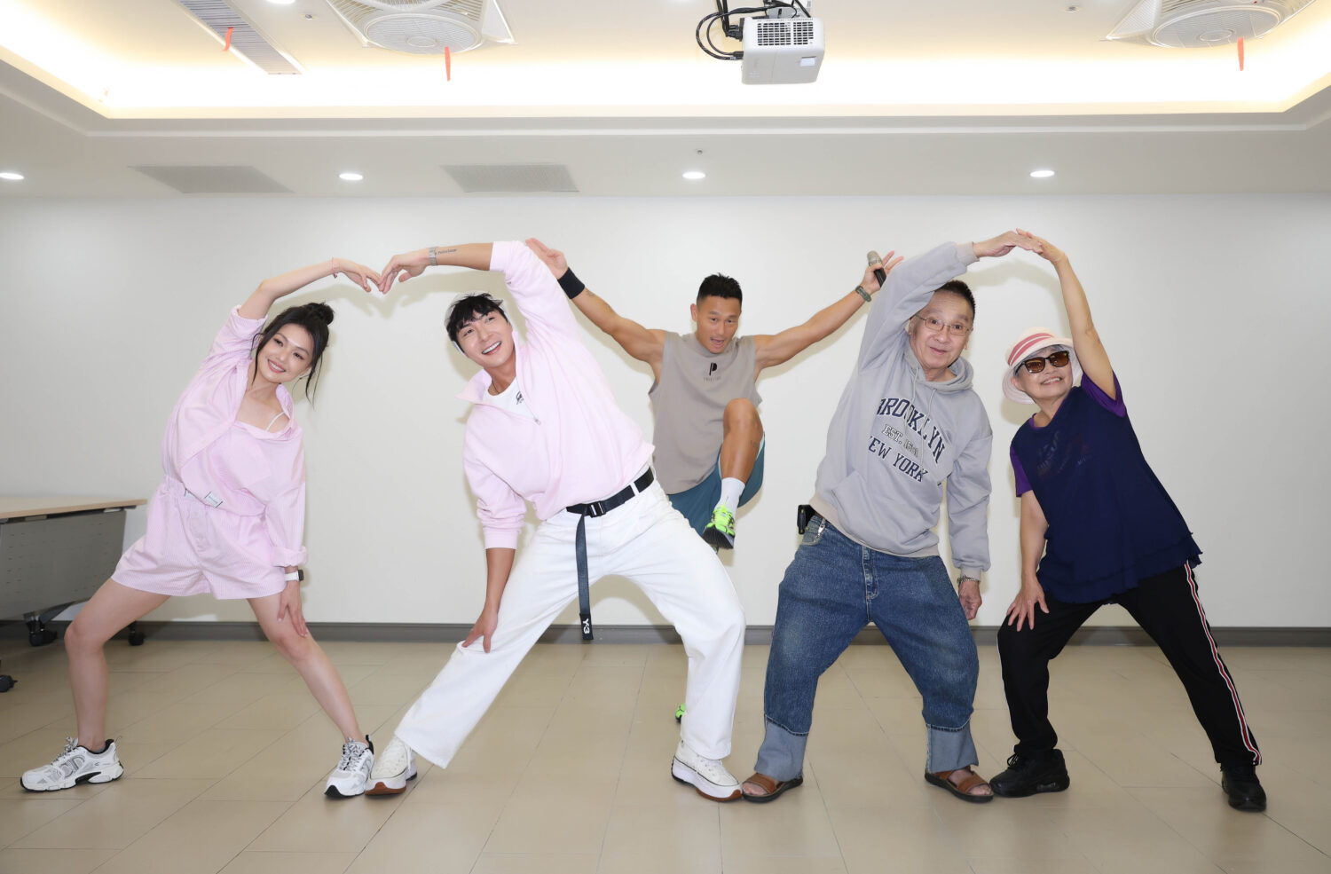 PIKE SIX 健身中心的Danny 老師帶領蜜雪、江耀崙及長輩們一起大跳健康操。(圖/紅心字會 提供)