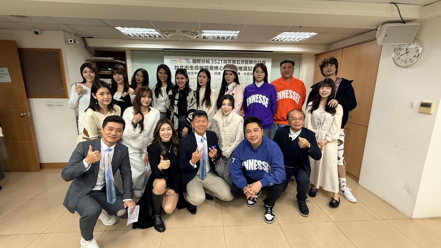 職籃新北國王隊啦啦隊長Amber倩宇、油條兄弟、恐龍偶像、歌手曉翎等藝人，呼籲青少年朋友，「手機點開療心室，放心一同聊心事」。(圖/台北市生命線  提供)