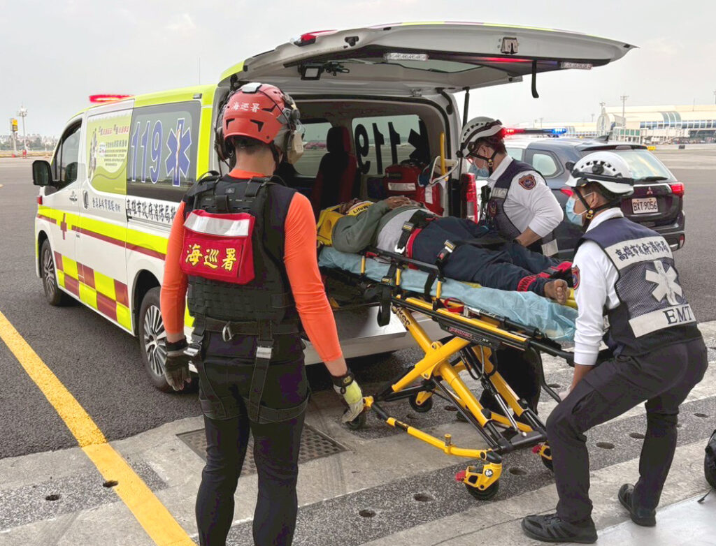 海巡署偵防分署空勤吊掛分隊高雄第三小隊將傷患安全吊掛上機,順利降落高雄小港機場。(海巡署提供)