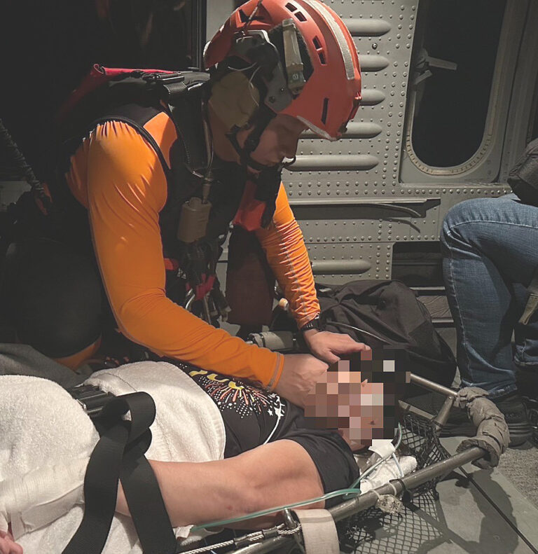 海巡署偵防分署空勤吊掛分隊花蓮第四小隊緊急救援疑似中風的台籍旅客。(海巡署提供)