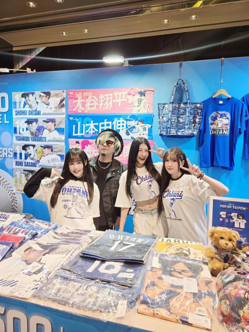 左起-藝人周佳郁(阿攀)、台灣動漫推廣許君君、琵琶女神西西 、歌手Miss布丁,穿上球星大谷翔平聯名潮T。(圖/像素匯 提供)