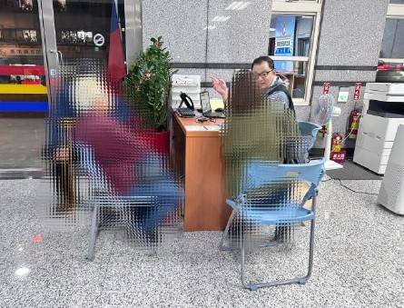 鑑識人員協助數位化指紋建檔。(圖/記者戴昱弘 翻攝)