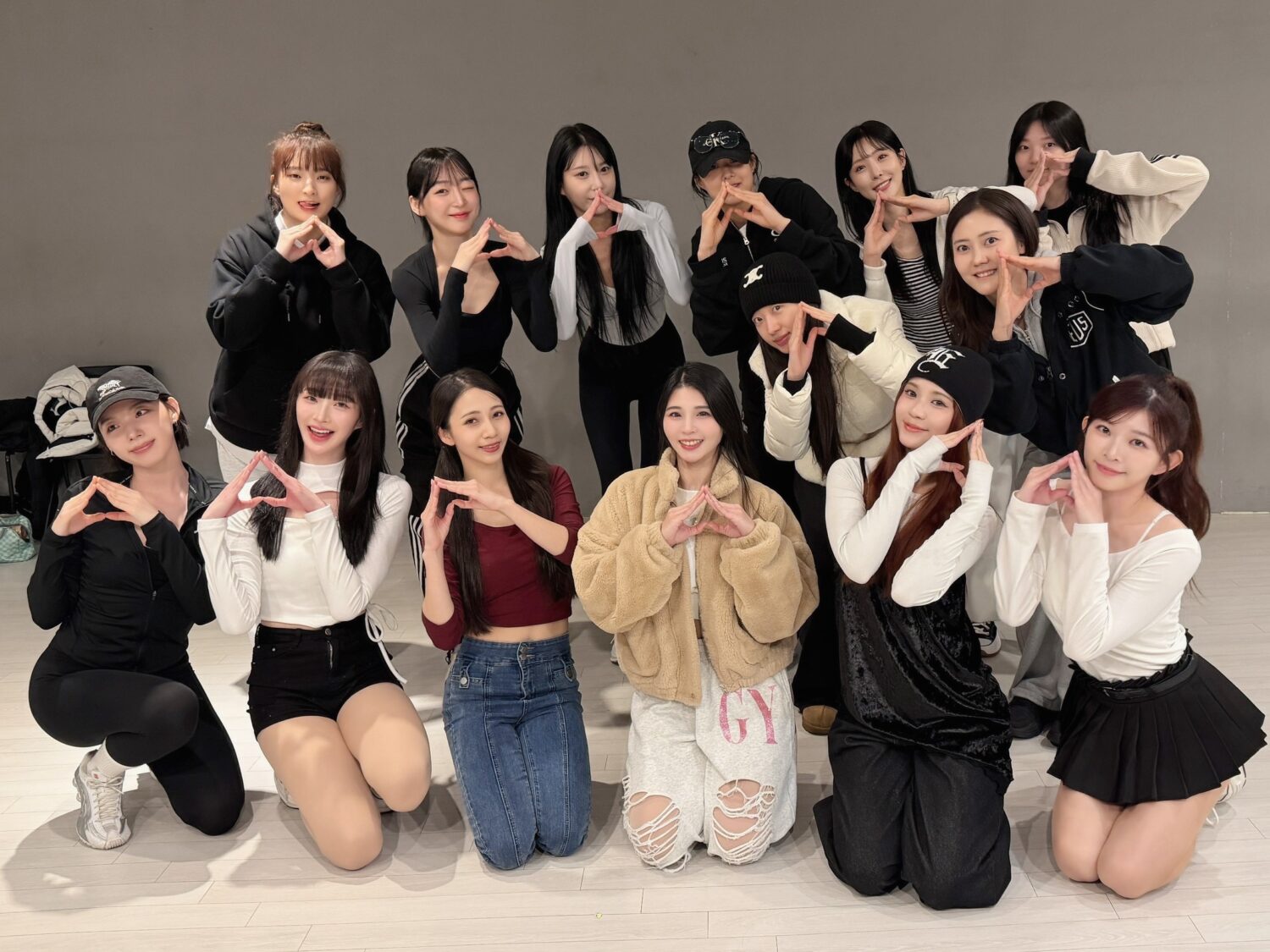 桃氣女孩陸筱晴率領穎樂、蔓妮、邦妮與艾麗四位成員前往韓國交流。(圖/影響力動能 提供)