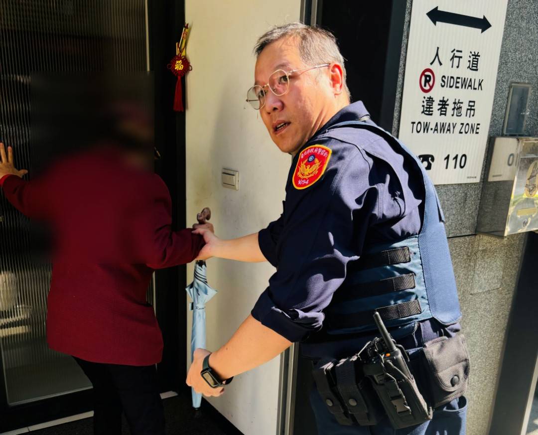 建成派出所員警護送婦人安全返家。(圖/記者戴昱弘 翻攝)