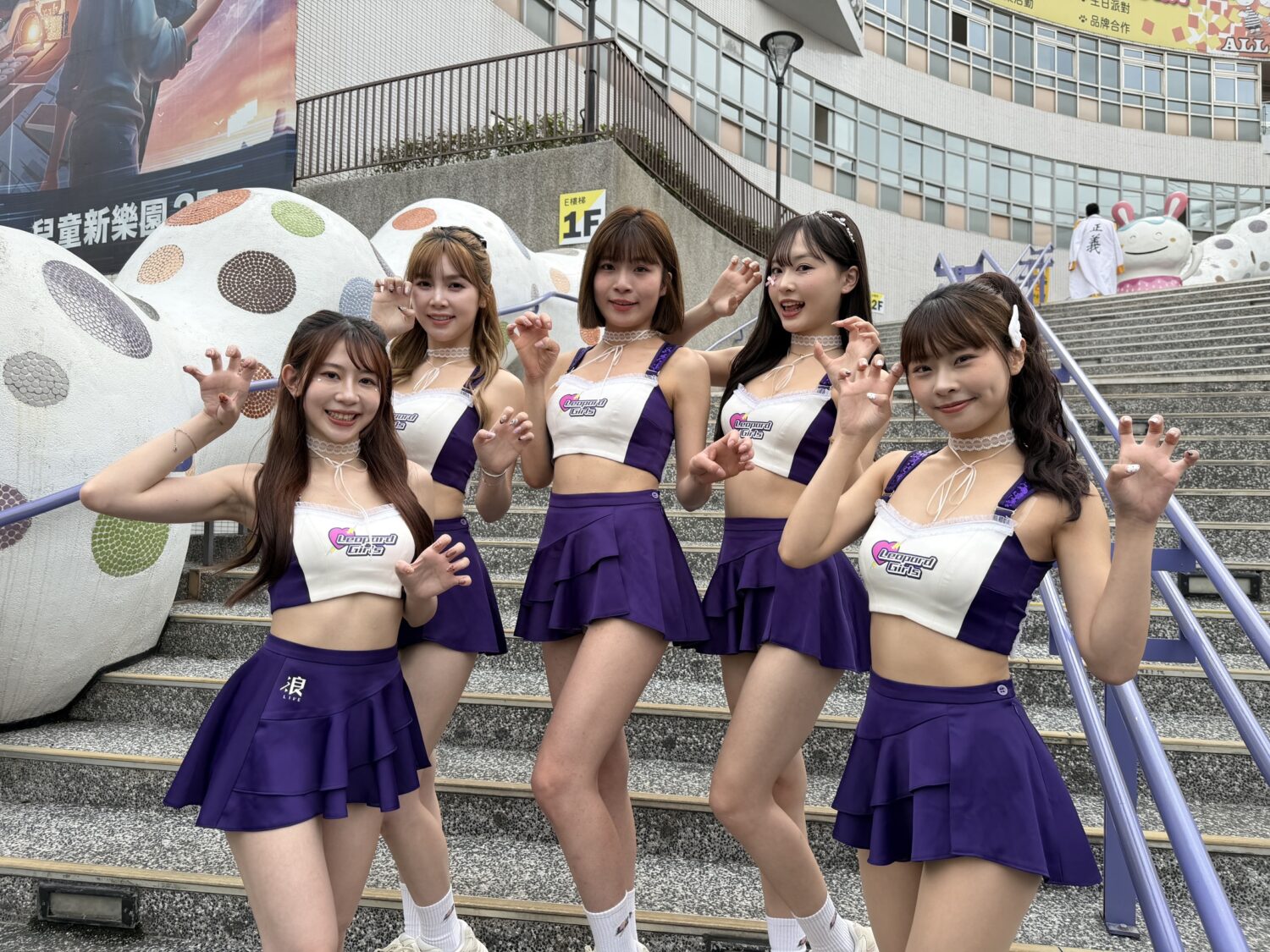 電豹女出席台北海大跳開場舞大轟動,大學生全場驚叫連連。(記者/司徒 攝)