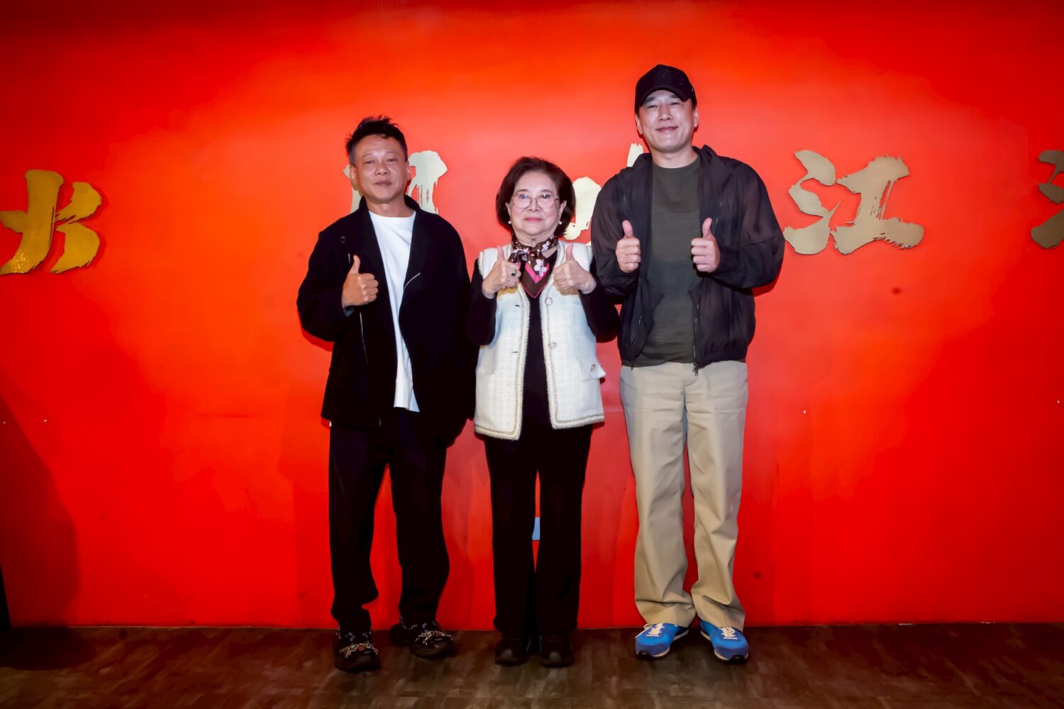 「國民阿嬤」陳淑芳(中)、金馬影帝李康生(左)、「國民舅舅」王耀慶(右)出席電影《漫長的告別》記者會。(圖/禾力文創  提供)