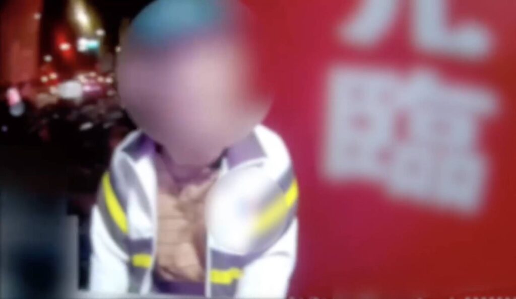 員警尋獲獨坐在騎樓的迷途老翁。(圖/記者薛秀蓮 翻攝)