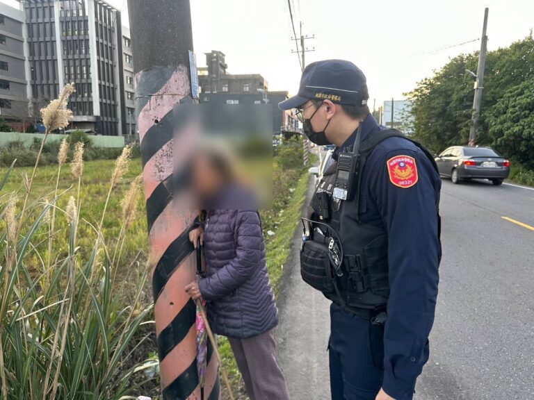 78歲吳姓老婦人（左）趁家人不注意獨自外出，步行至平鎮區南平路二段時，被龐大車流嚇到只能抱著電桿，所幸平鎮派出所員警發現，才幫助其成功返家。（記者翻攝）