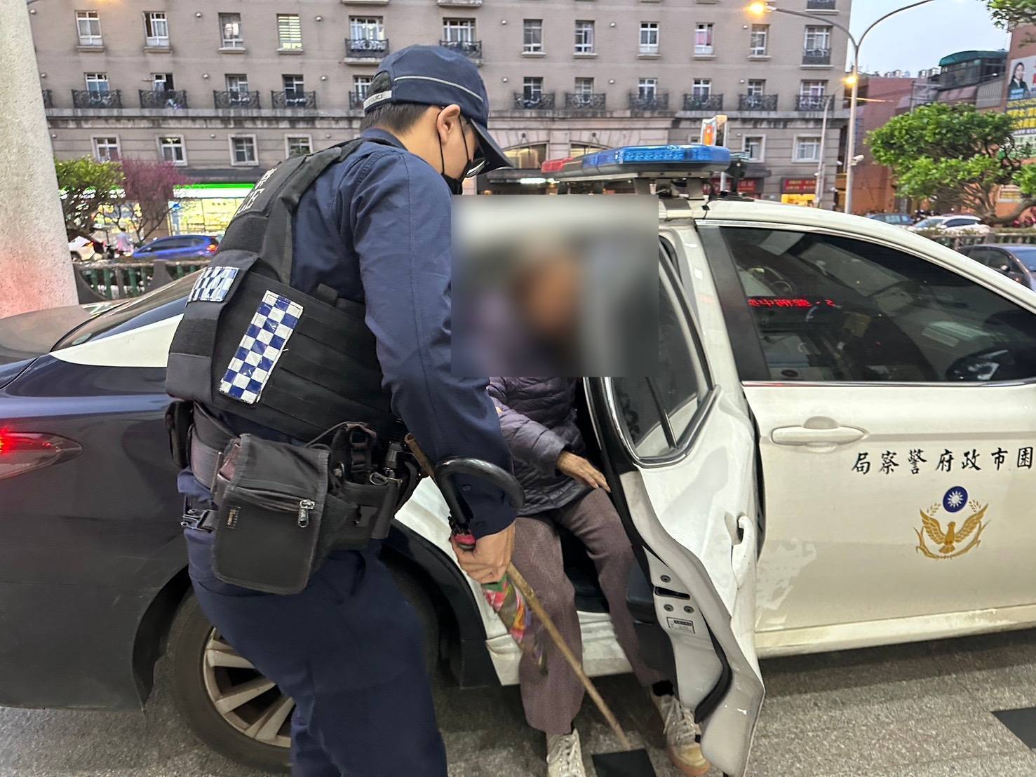 老婦人面對詢問僅表示肚子餓,同時伴隨四肢無力、脫水的情況,員警見狀隨即將其帶回派出所,並提供熱飲及熱食。(記者翻攝)