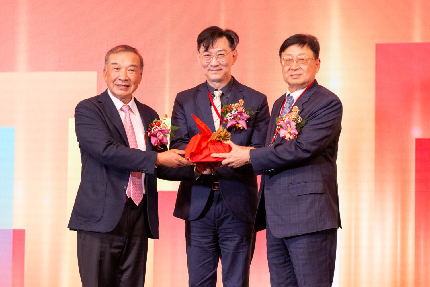 中華民國不動產聯盟總會於台北漢來大飯店舉辦第三屆授證交接典禮,由臺灣省不動產開發公會聯合會名譽理事長、中洲建設董事長黃啟倫正式接任理事長。(圖/中華民國不動產聯盟總會 提供 )