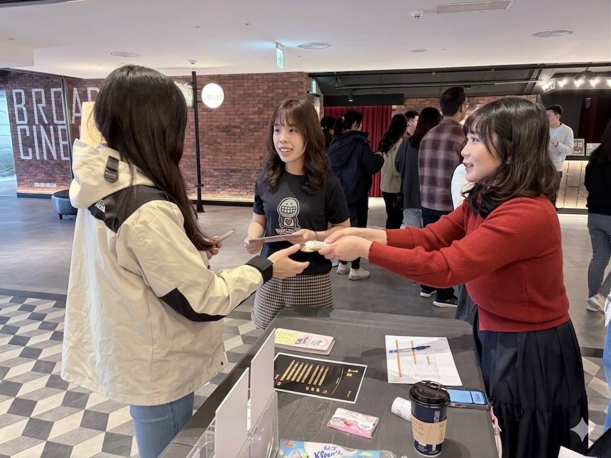 阮社工與前來參加愛心包場活動的朋友們介紹紅心字會心納家庭的服務項目。(圖/紅心字會 提供)