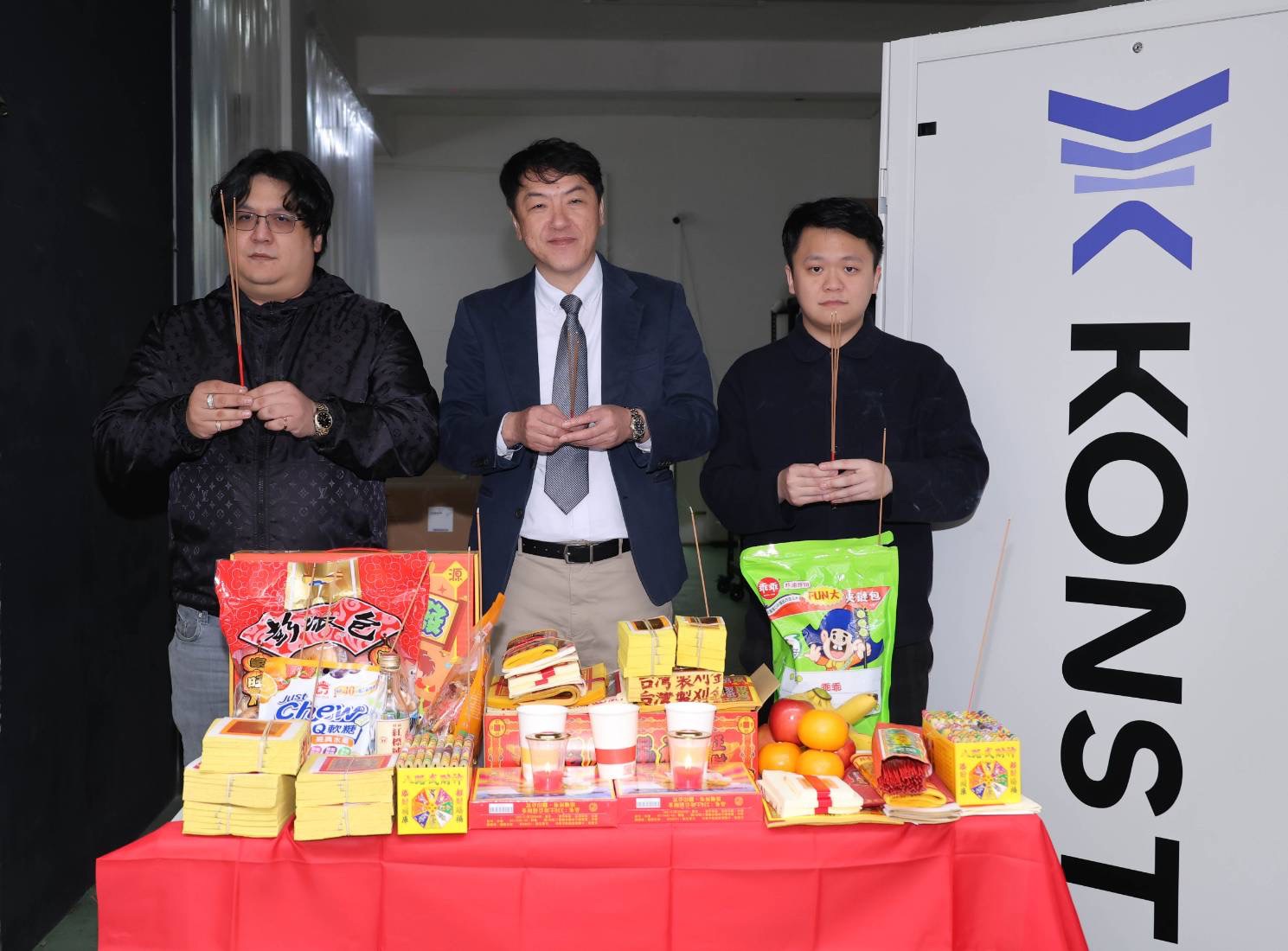 左起-德晉科技建置全新AI算力中心，德晉科技董事王凱平、董事長湯棋同、KONST康斯特執行長蔡明志祈求工程順利。(圖/德晉科技 提供)