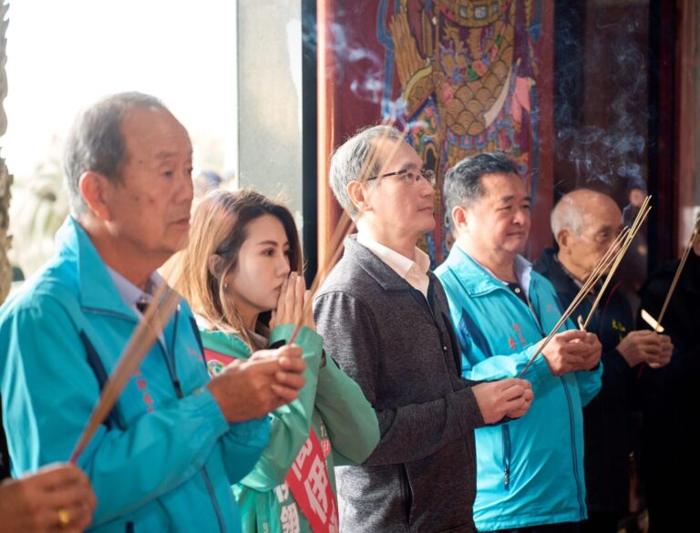 前任立法委員鄭運鵬（中）力挺年輕世代，今（8）日前往蘆竹區，陪同民進黨桃園市議員候選人簡伊翎（左2）等於福山宮參香祈福。（桃園市議員候選人簡伊翎服務團隊提供）