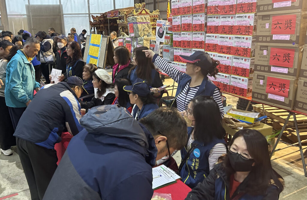 桃園市濱海休閒協會聯手蘆竹區坑口里及濱海里、海湖里等,在誠聖宮盛大舉辦元宵祈福晚會,提供眾多獎品進行摸彩,吸引大量里民前往共慶元宵。(記者陳世軒攝)