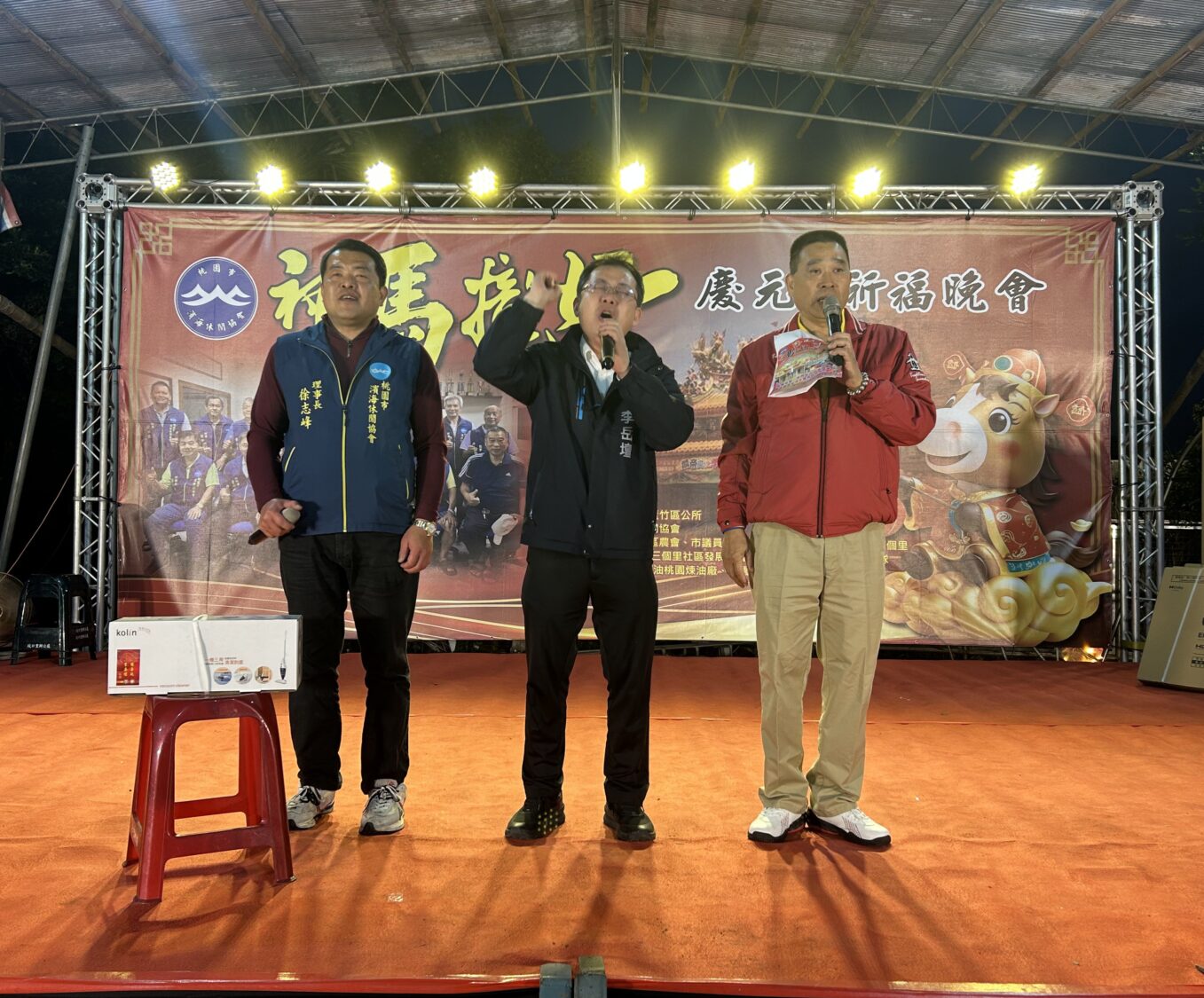 本次祈福活動蘆竹區長李岳壇（中）也到場支持，並且宣布將在鄰近機捷坑口站處設立多功能活動中心，造福里民。（記者陳世軒攝）