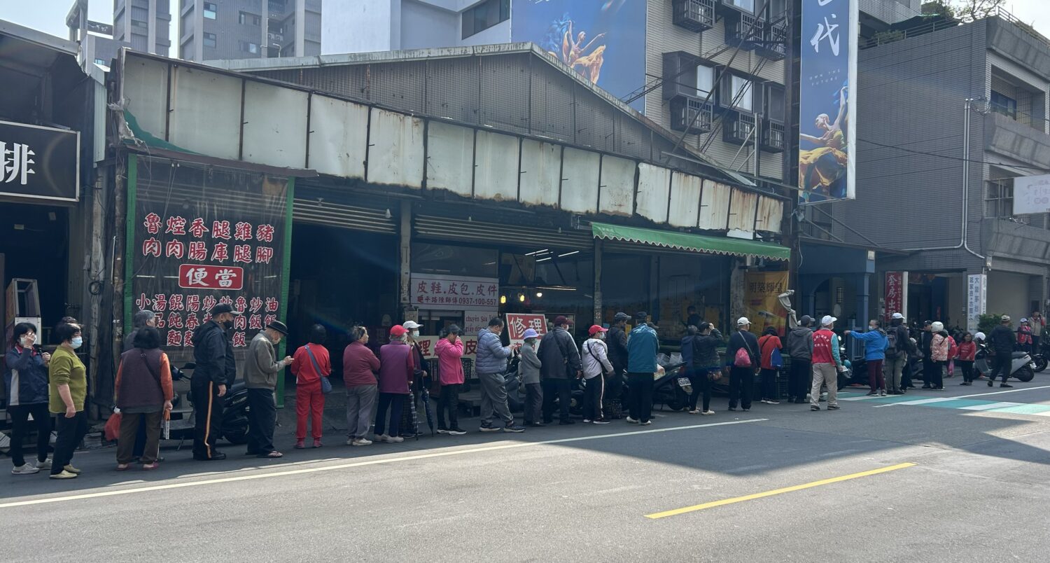 活動預計上午11點展開，但10點就大排長龍，最終僅用20分鐘便當就全數領取完畢。（記者陳世軒攝）