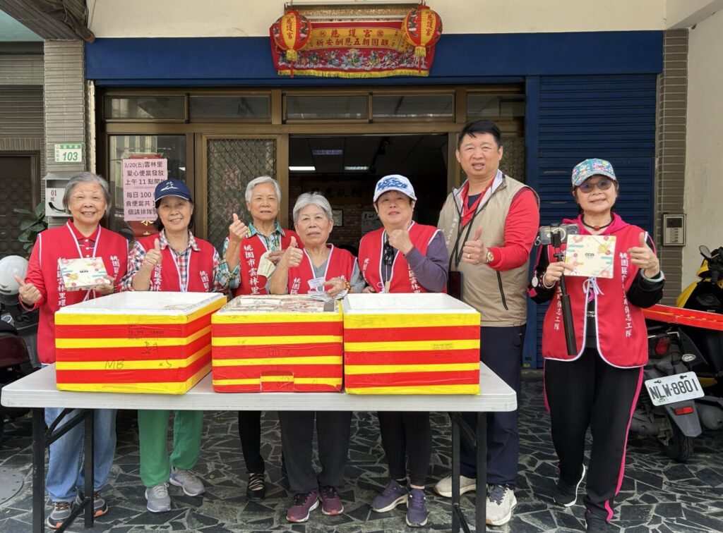 桃園市桃園區雲林里辦公處今（20）日起舉辦愛心便當發放活動，里長翁渭業（右2）期待民眾能接住這份善心，再向外擴散造福社會。（記者陳世軒攝）