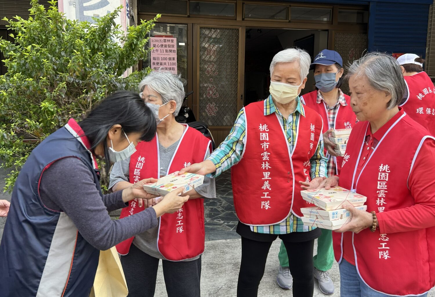 鄰長們及熱心里民自願成為志工，幫助發放愛心便當，為弱勢的里民盡一份心力。（記者陳世軒攝）