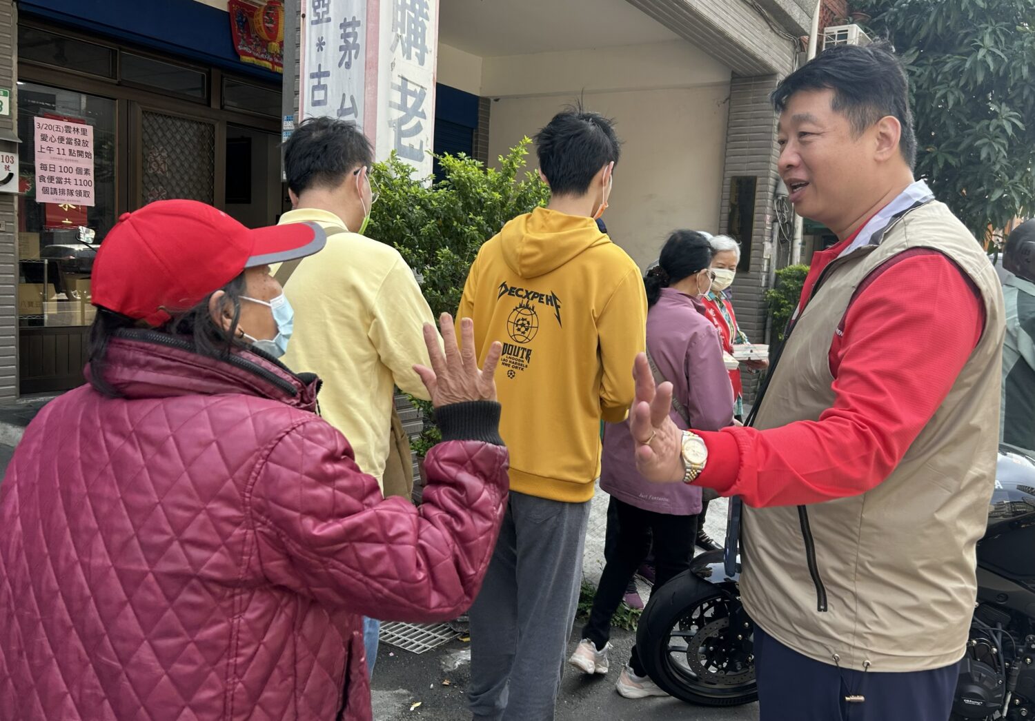 雲林里里長翁渭業（右）在活動中也並未閒下來，除了確認便當發放狀況外，也與里民熱情互動。（記者陳世軒攝）