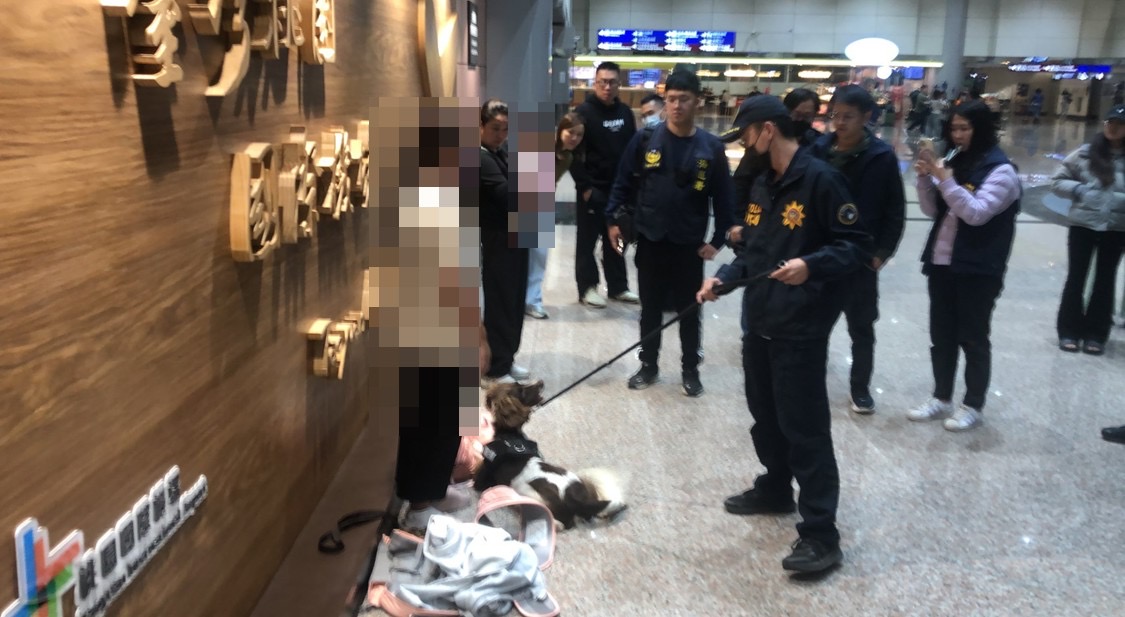 姚女亦遭警犬查獲身藏毒品。(記者徐煜勝翻攝)