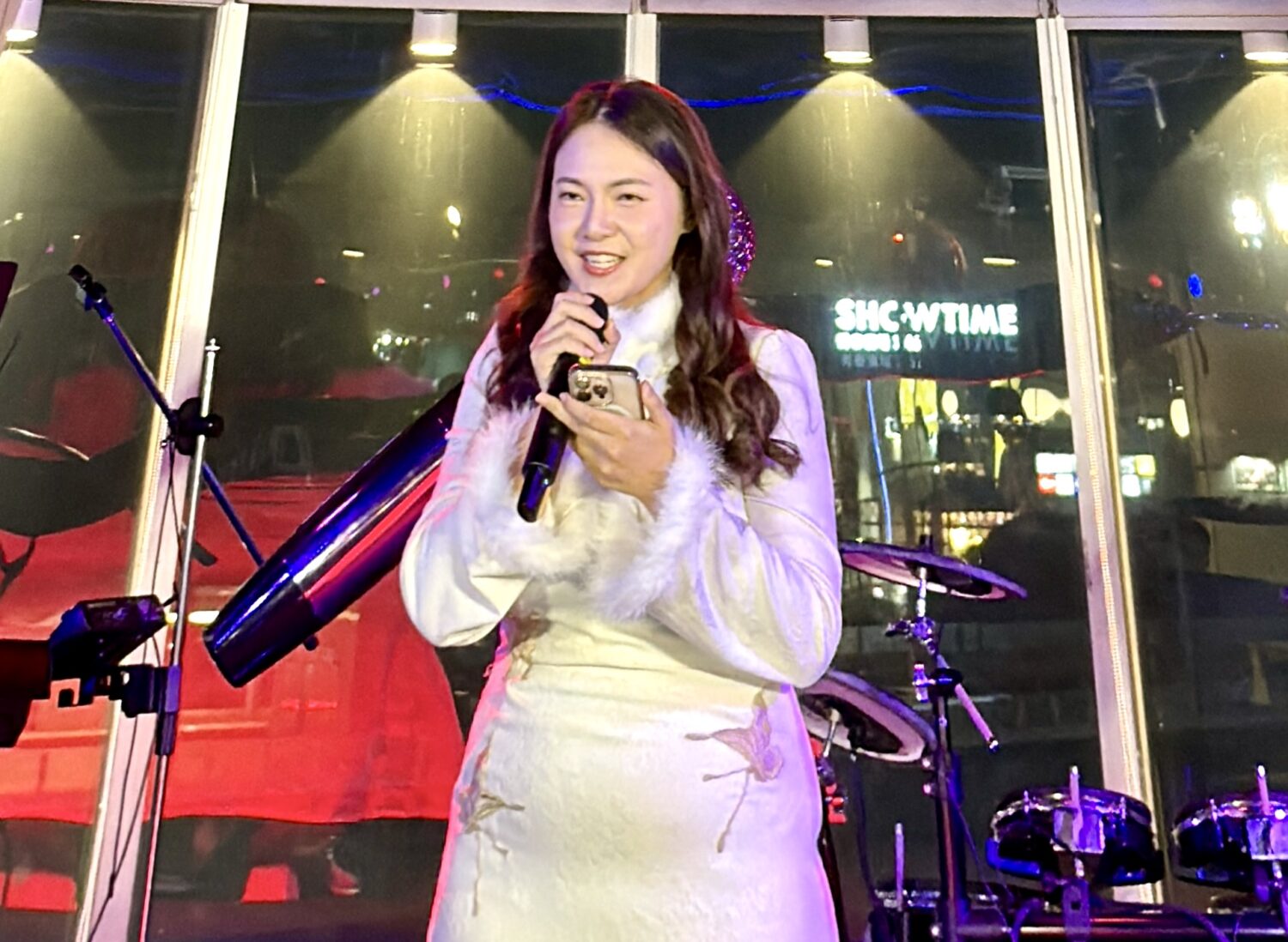 核心統籌妍黎於晚會中發表談話,說明JDI聯盟未來AI孵化與跨境電商發展藍圖。(圖/記者林照東攝)