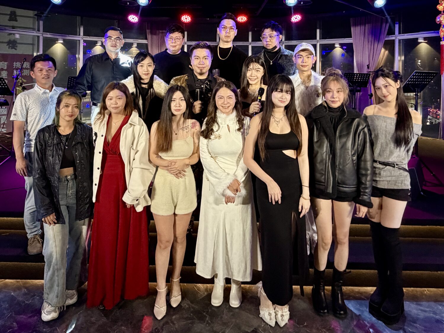 創作者與企業代表齊聚舞台合影,展現餐飲、電商、媒體、文創與直播整合資源實力。(圖/記者林照東攝)