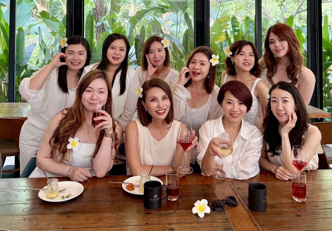 雅君老師（下排右二）帶著原本害怕人群的旆如參加課程，融入團隊。（ 圖/麗富康國際提供）