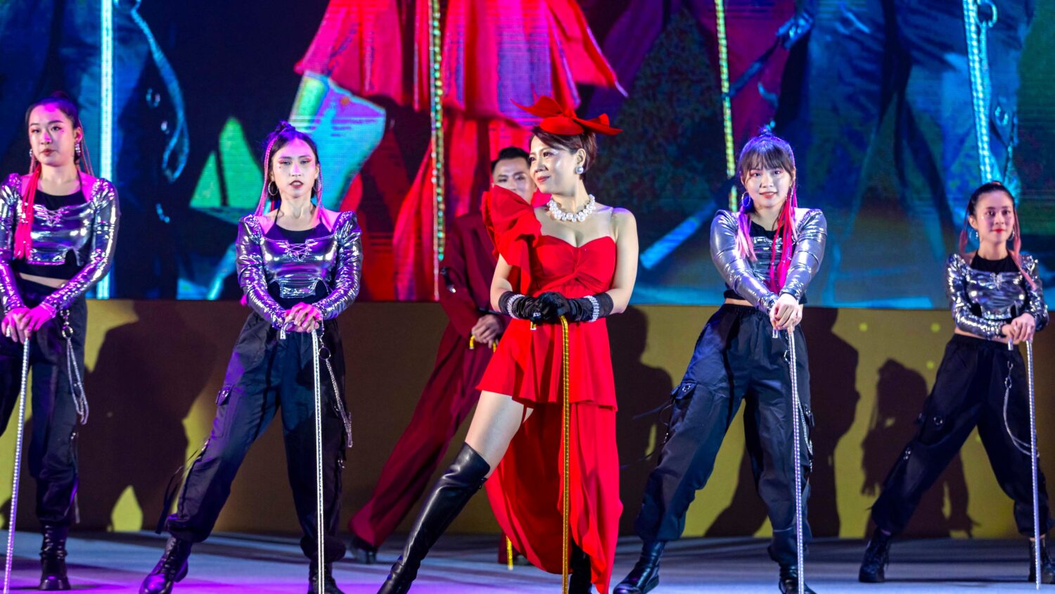 2025年旆如擔任千人活動主持人。（ 圖/麗富康國際提供）