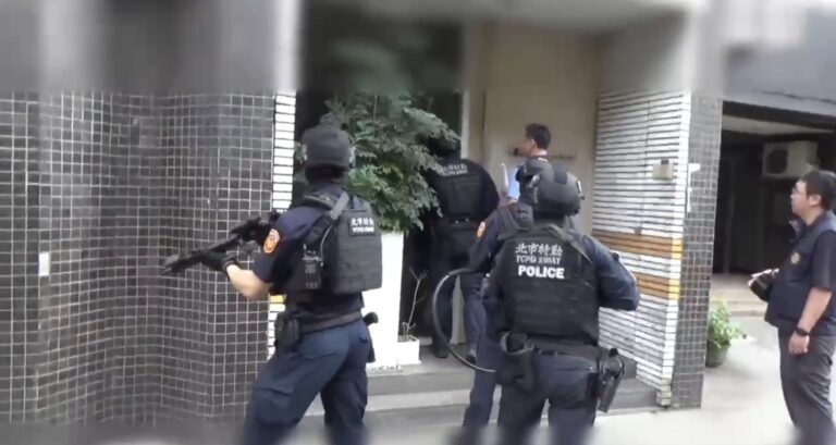 北市刑大警方攻堅犯嫌據點。（記者徐煜勝翻攝）