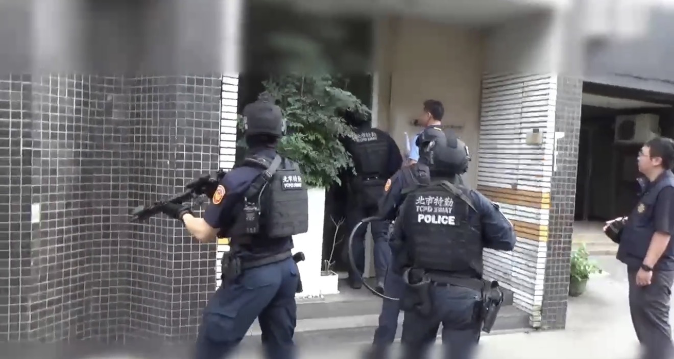 北市刑大警方攻堅犯嫌據點。（記者徐煜勝翻攝）