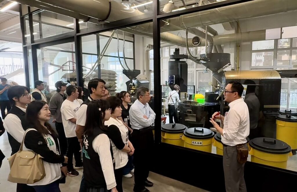 赫曼咖啡王進忠總經理導覽工廠烘焙設備與製程流程，說明導入光儲整合系統後的節能成果。（圖／記者林照東翻攝）